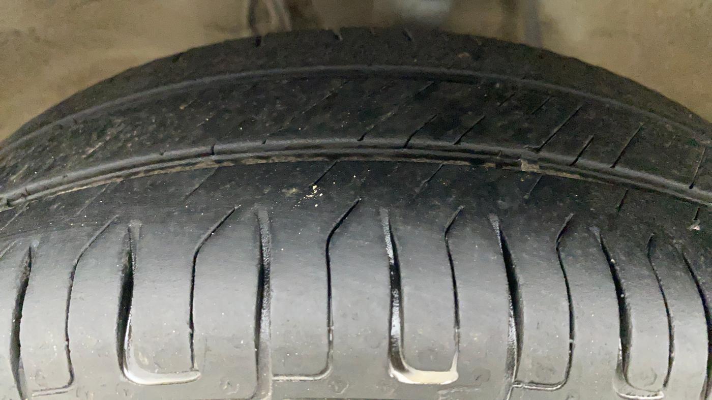 2019 Maruti Alto LXI CNG, CNG, Manual, 52,777 km, Left Front Tyre Tread