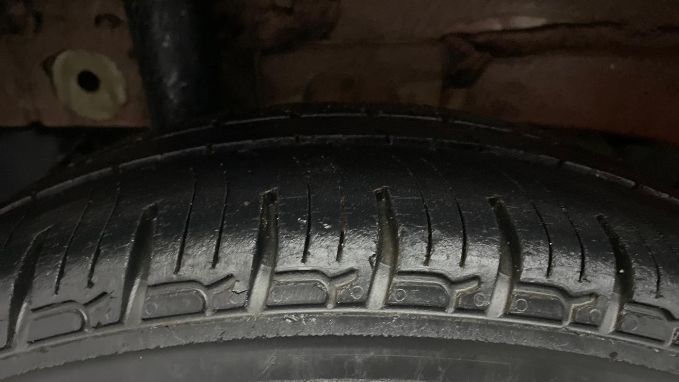 2016 Mahindra Kuv100 K4 5 STR, Petrol, Manual, 46,728 km, Right Rear Tyre Tread