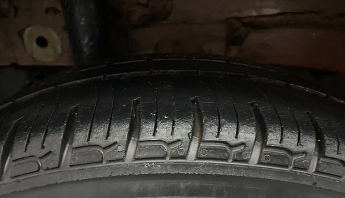 2016 Mahindra Kuv100 K4 5 STR, Petrol, Manual, 46,728 km, Right Rear Tyre Tread