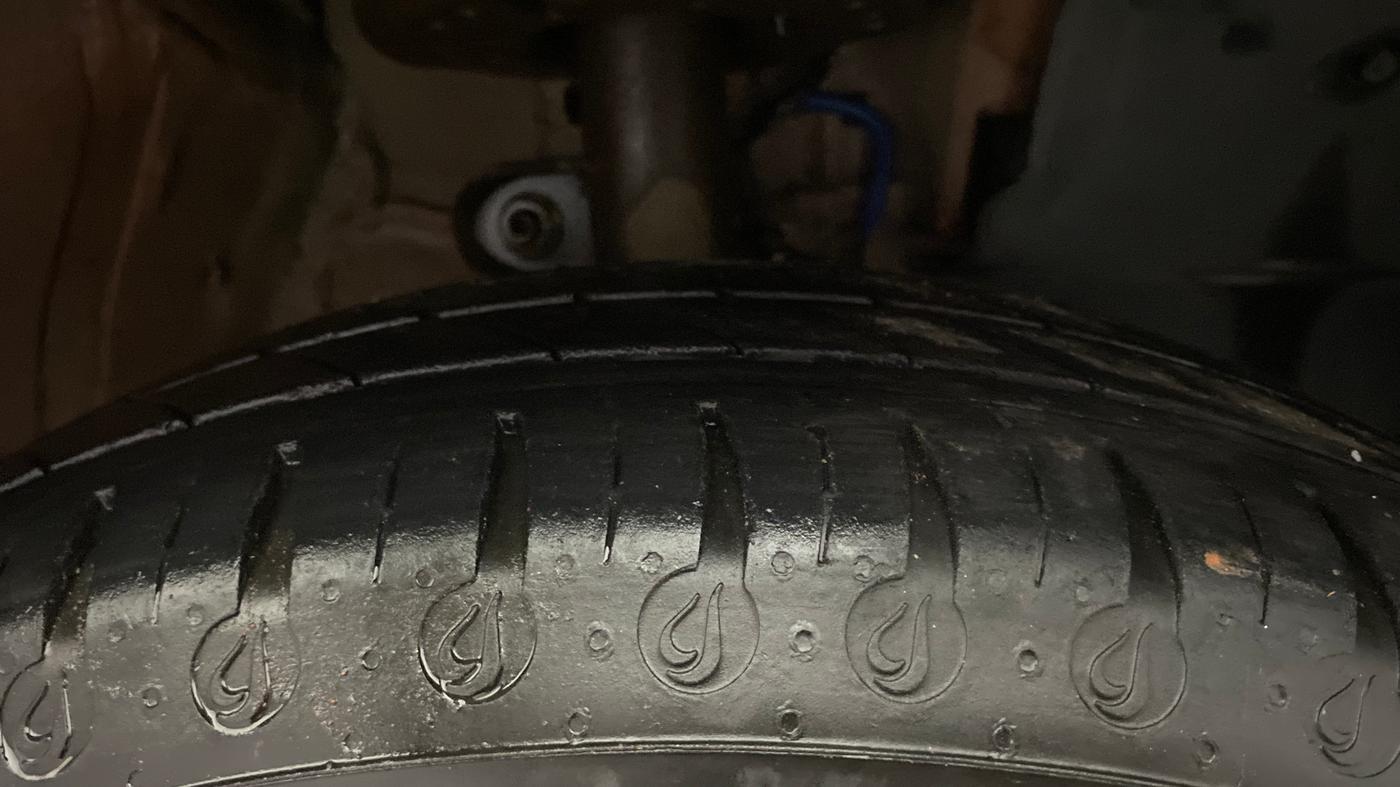 2016 Mahindra Kuv100 K4 5 STR, Petrol, Manual, 46,728 km, Right Front Tyre Tread