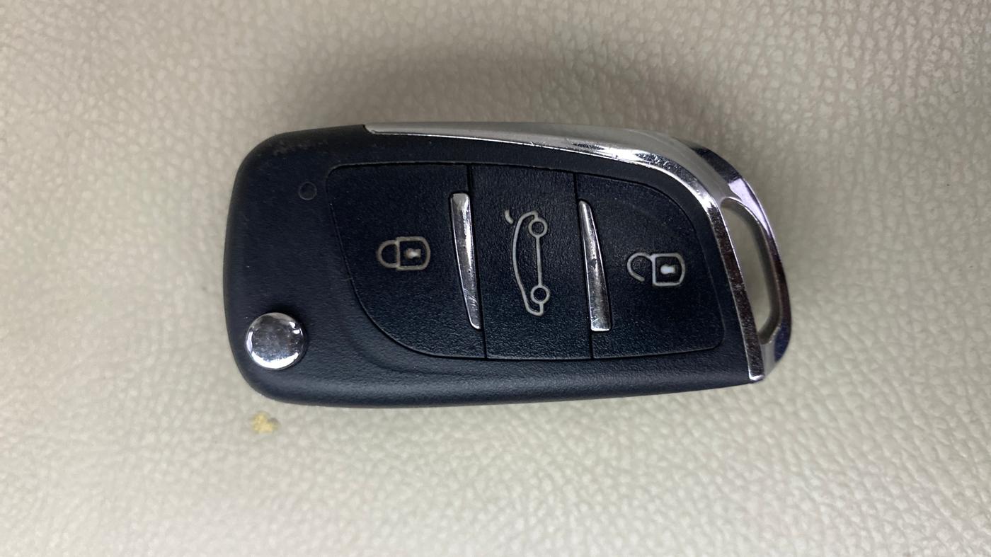 2016 Mahindra Kuv100 K4 5 STR, Petrol, Manual, 46,728 km, Key Close Up