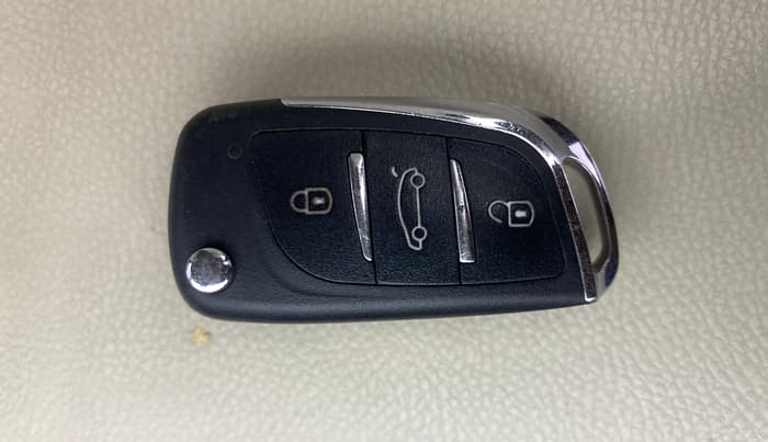 2016 Mahindra Kuv100 K4 5 STR, Petrol, Manual, 46,728 km, Key Close Up