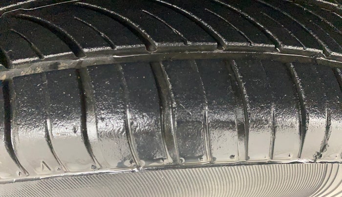 2014 Maruti Swift Dzire VDI, Diesel, Manual, 1,37,292 km, Left Front Tyre Tread