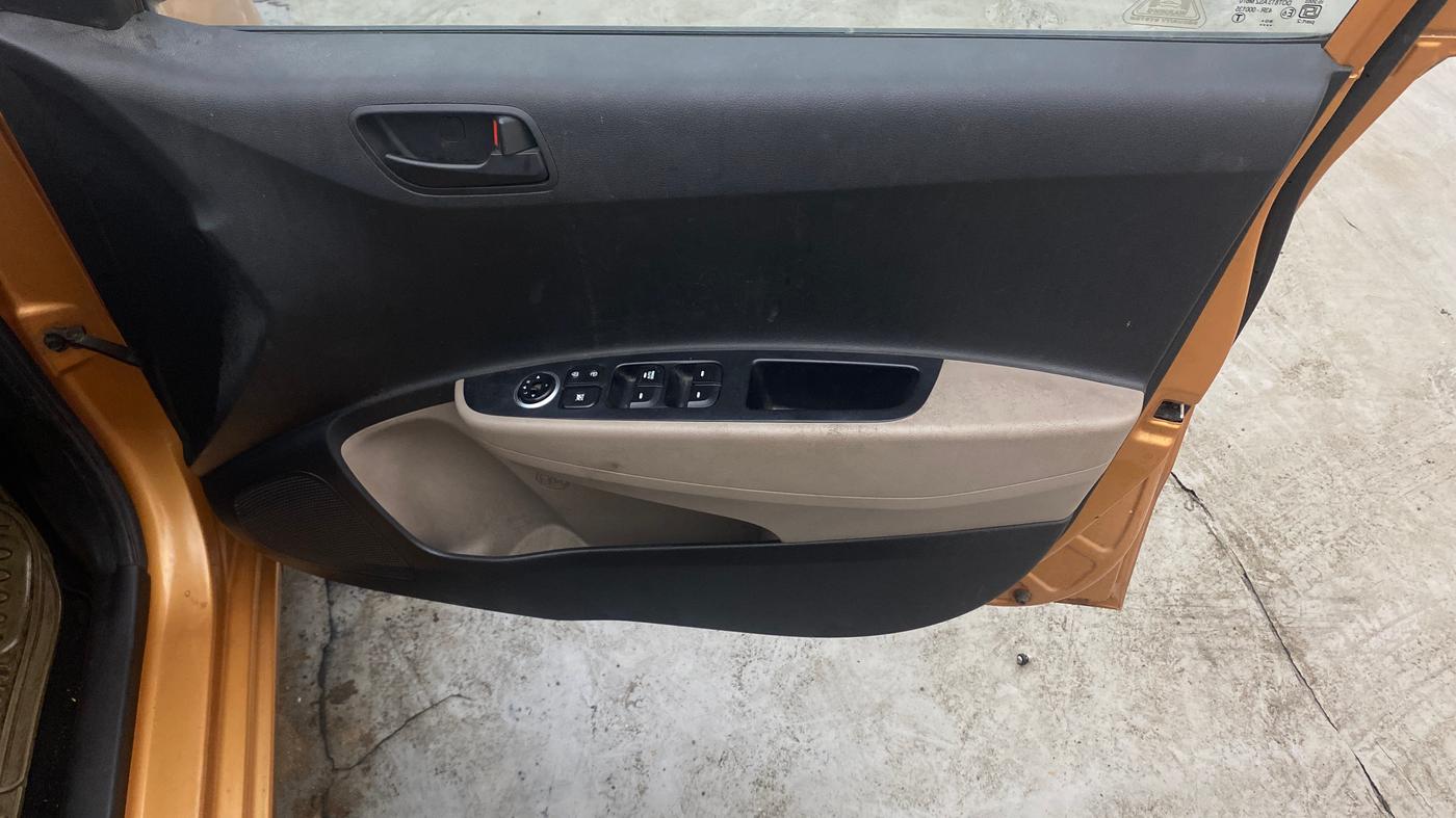 2014 Hyundai Grand i10 MAGNA 1.1 CRDI, Diesel, Manual, 70,389 km, Driver Side Door Panels Control