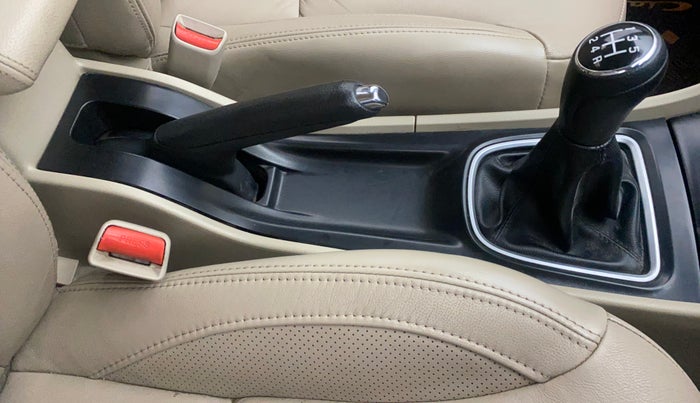 2016 Maruti Ciaz ZXI+, Petrol, Manual, 34,966 km, Gear Lever