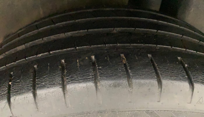 2016 Maruti Ciaz ZXI+, Petrol, Manual, 34,966 km, Left Rear Tyre Tread