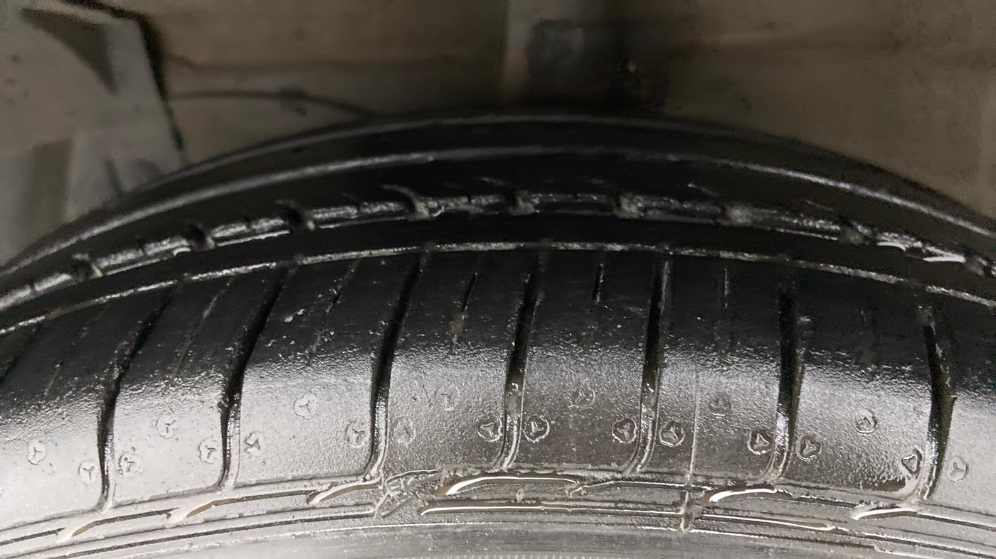 2017 Maruti Ciaz DELTA 1.4 AT PETROL, Petrol, Automatic, 70,698 km, Left Front Tyre Tread
