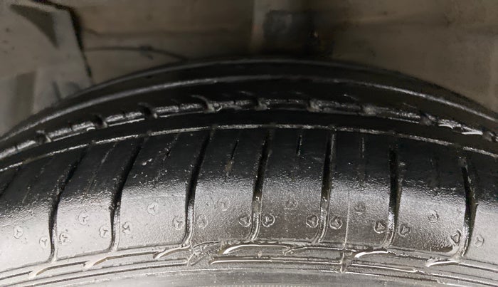 2017 Maruti Ciaz DELTA 1.4 AT PETROL, Petrol, Automatic, 70,698 km, Left Front Tyre Tread