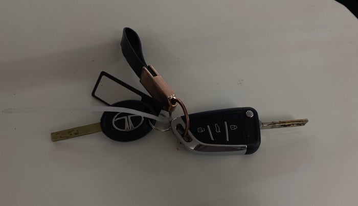 2022 Tata NEXON XE PETROL, Petrol, Manual, 44,218 km, Key Close Up