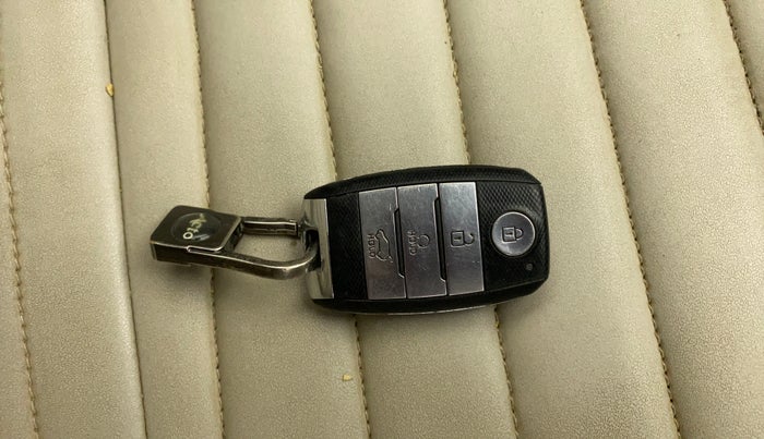 2021 KIA SONET HTX 1.0 IMT, Petrol, Manual, 39,788 km, Key Close Up