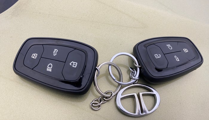 2022 Tata NEXON XZA PLUS (PREMIUM) KAZIRANGA DIESEL, Diesel, Automatic, 33,130 km, Key Close Up