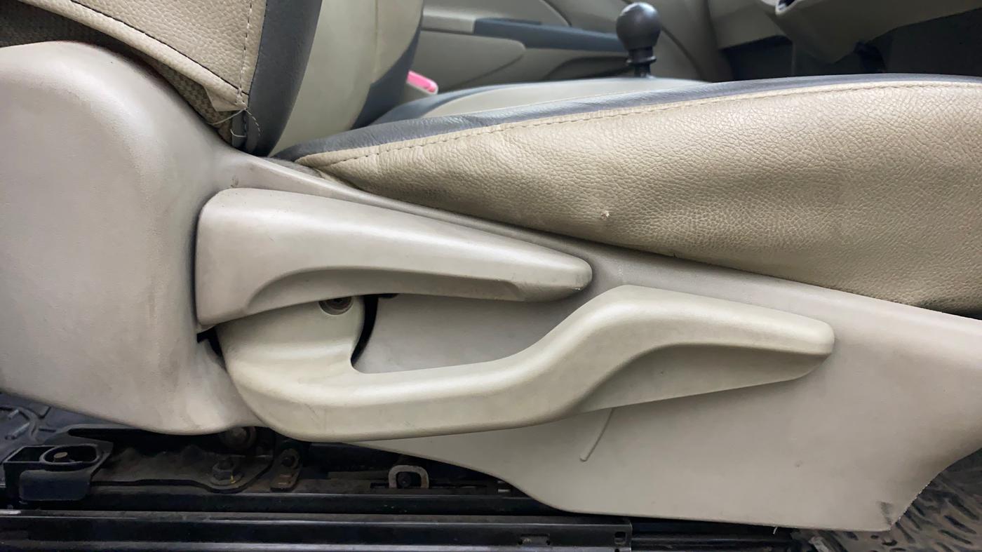 2015 Toyota Etios GD, Diesel, Manual, 86,217 km, Driver Side Adjustment Panel