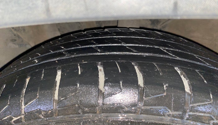 2020 KIA SELTOS HTX 1.5 PETROL, Petrol, Manual, 1,04,109 km, Left Front Tyre Tread