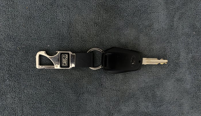 2016 Mahindra Kuv100 K4 6 STR, Petrol, Manual, 54,500 km, Key Close Up