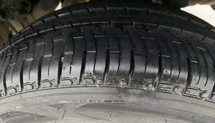 2016 Mahindra Kuv100 K4 6 STR, Petrol, Manual, 54,500 km, Left Rear Tyre Tread