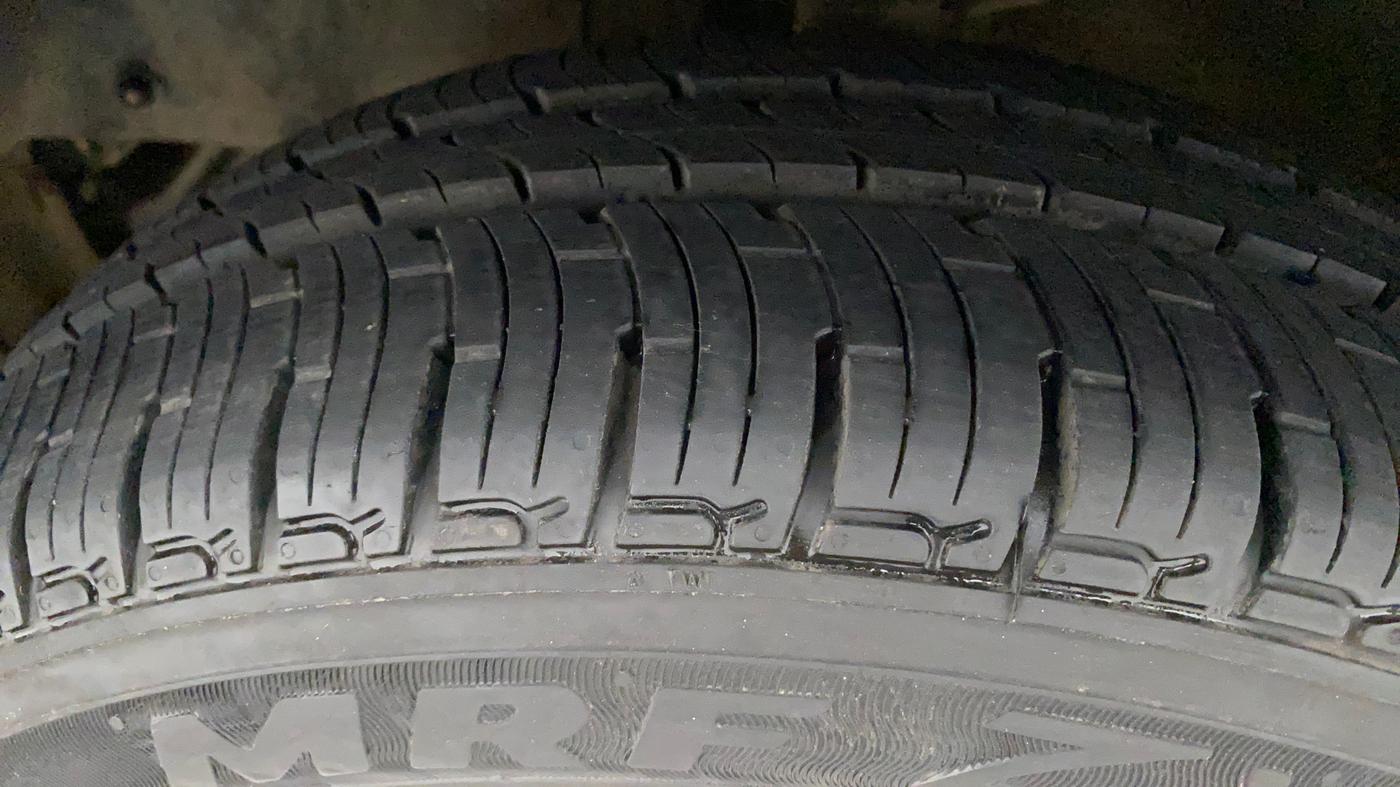 2016 Mahindra Kuv100 K4 6 STR, Petrol, Manual, 54,500 km, Left Front Tyre Tread