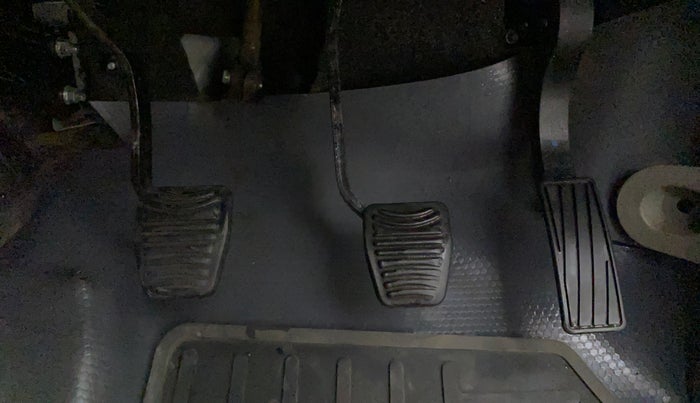 2016 Mahindra Kuv100 K4 6 STR, Petrol, Manual, 54,500 km, Pedals