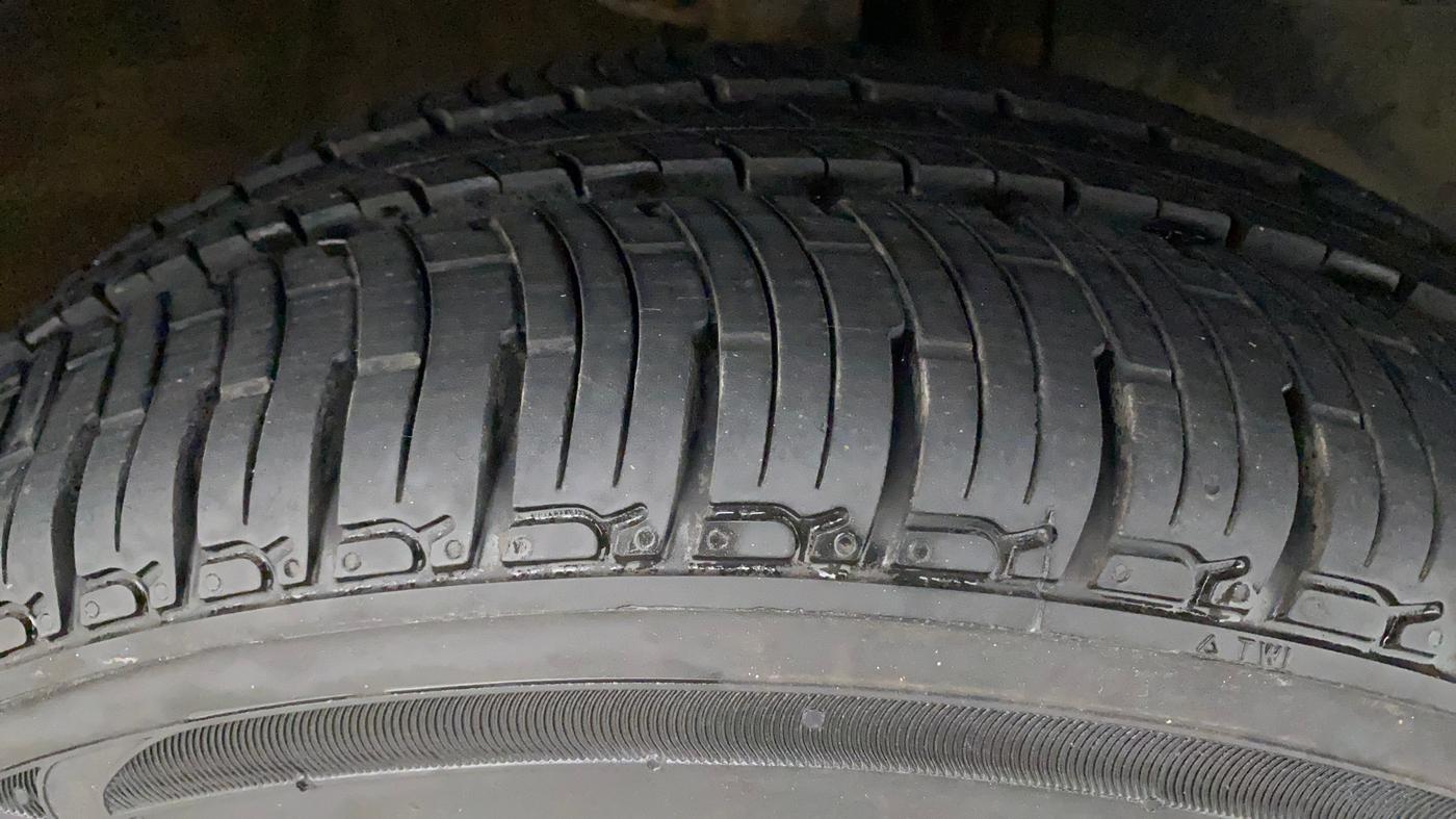 2016 Mahindra Kuv100 K4 6 STR, Petrol, Manual, 54,500 km, Right Front Tyre Tread