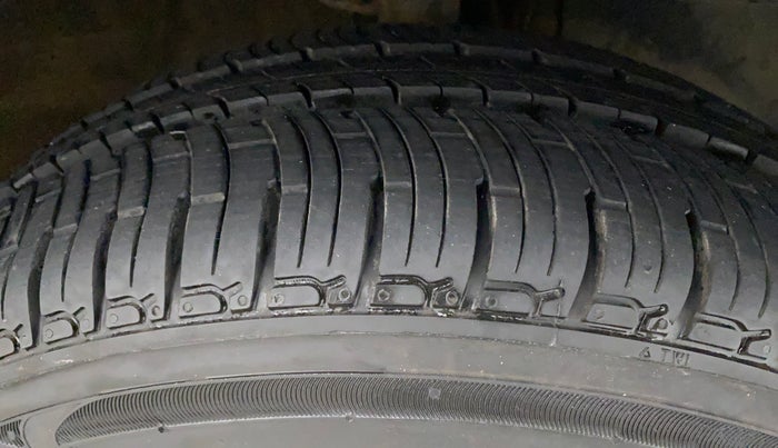 2016 Mahindra Kuv100 K4 6 STR, Petrol, Manual, 54,500 km, Right Front Tyre Tread