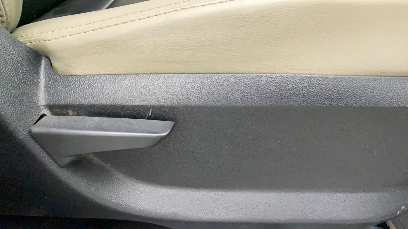 2016 Mahindra Kuv100 K4 6 STR, Petrol, Manual, 54,500 km, Driver Side Adjustment Panel