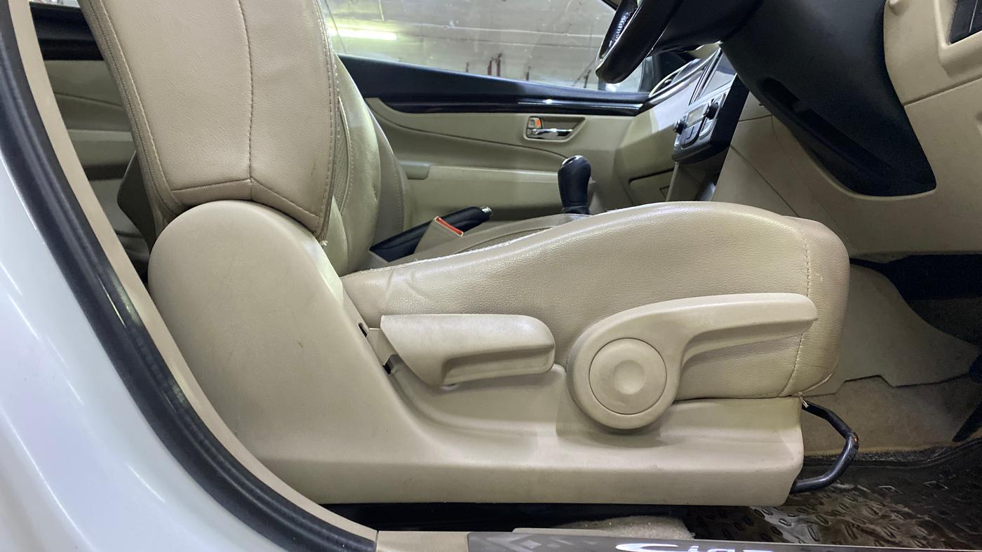 2017 Maruti Ciaz ALPHA 1.4 PETROL, Petrol, Manual, 70,577 km, Driver Side Adjustment Panel