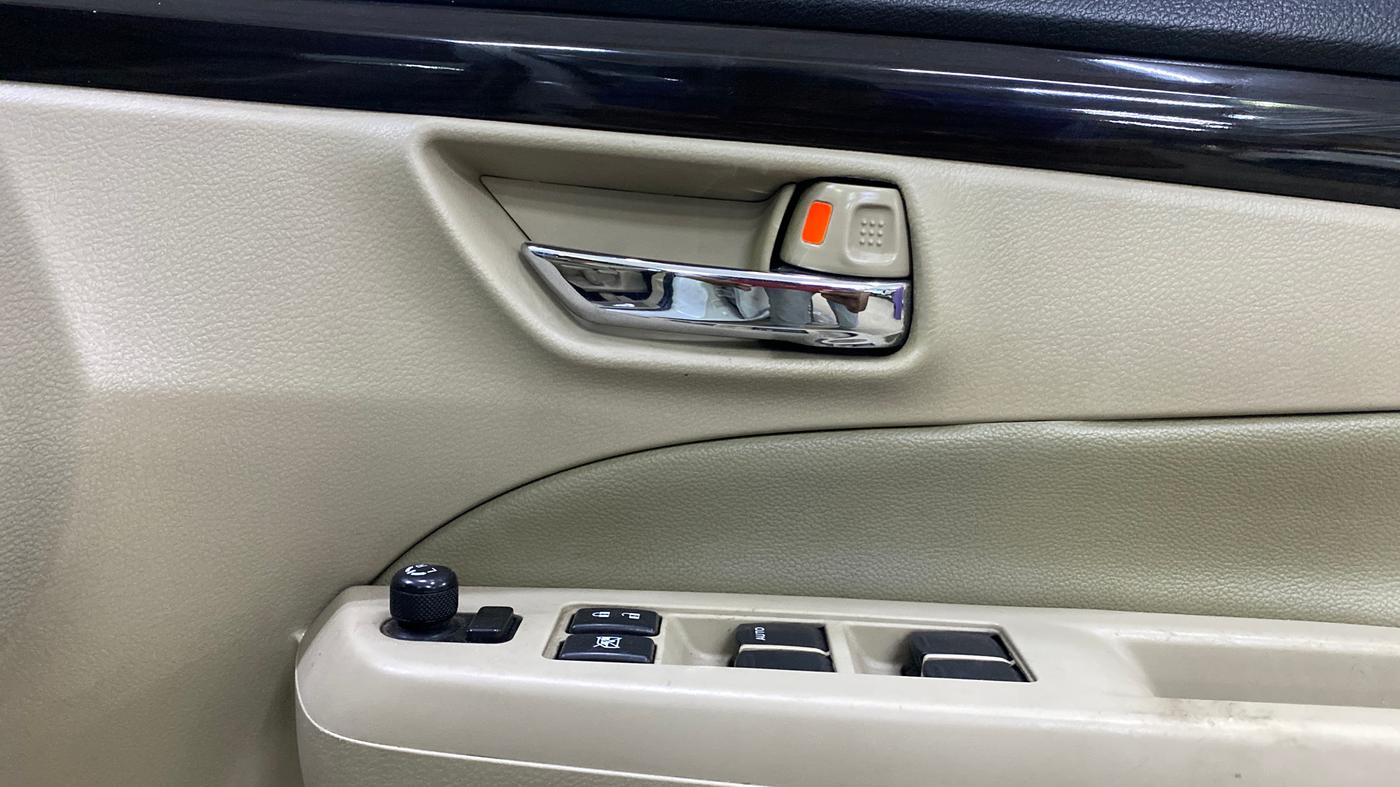 2017 Maruti Ciaz ALPHA 1.4 PETROL, Petrol, Manual, 70,577 km, Driver Side Door Panels Control