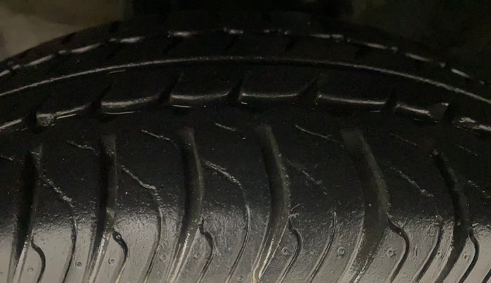 2016 Hyundai Grand i10 MAGNA 1.2 KAPPA VTVT, Petrol, Manual, 39,911 km, Left Front Tyre Tread