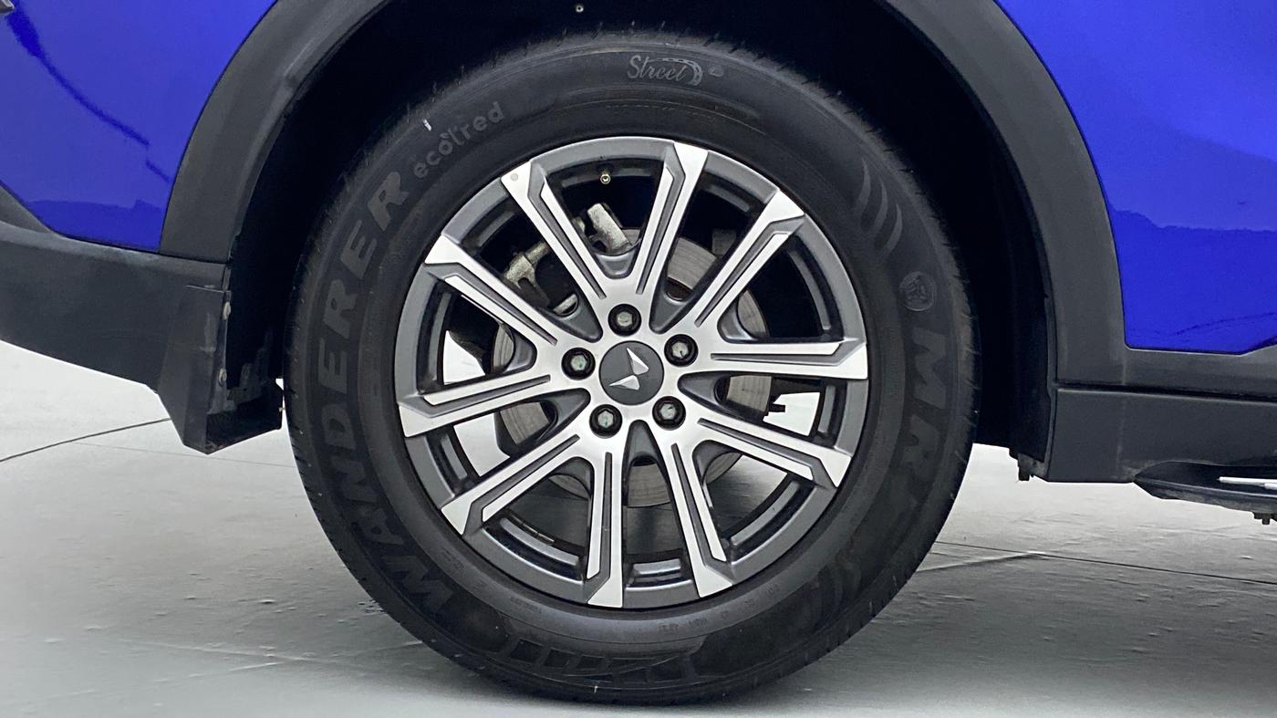 2021 Mahindra XUV700 AX 7 P AT 7 STR, Petrol, Automatic, 11,173 km, Right Rear Wheel