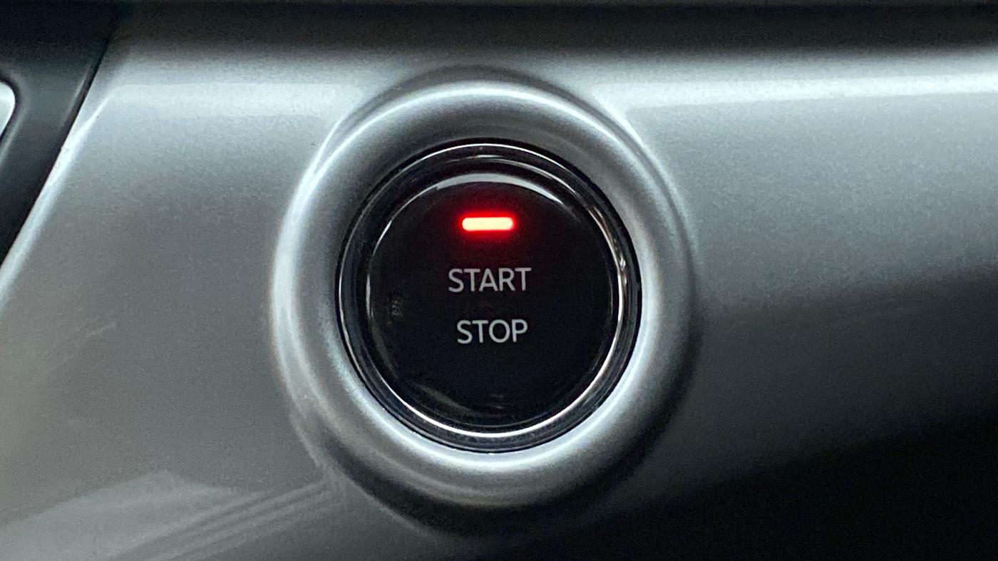 2021 Mahindra XUV700 AX 7 P AT 7 STR, Petrol, Automatic, 11,173 km, Keyless Start/ Stop Button