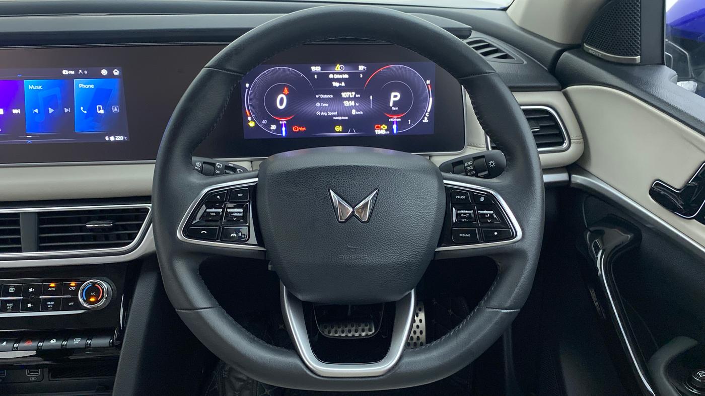 2021 Mahindra XUV700 AX 7 P AT 7 STR, Petrol, Automatic, 11,173 km, Steering Wheel Close Up