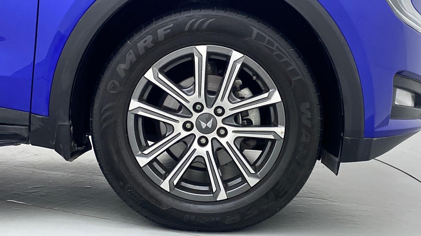 2021 Mahindra XUV700 AX 7 P AT 7 STR, Petrol, Automatic, 11,173 km, Right Front Wheel