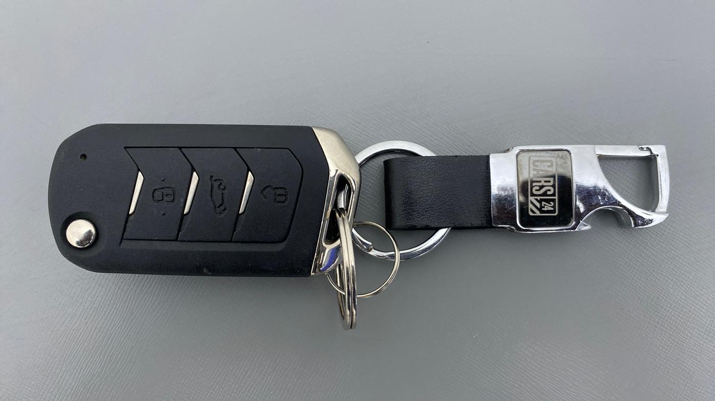 2021 Mahindra XUV700 AX 7 P AT 7 STR, Petrol, Automatic, 11,173 km, Key Close Up
