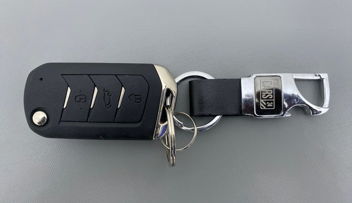 2021 Mahindra XUV700 AX 7 P AT 7 STR, Petrol, Automatic, 11,173 km, Key Close Up