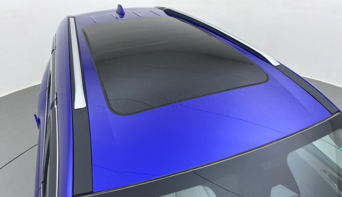 2021 Mahindra XUV700 AX 7 P AT 7 STR, Petrol, Automatic, 11,173 km, Roof