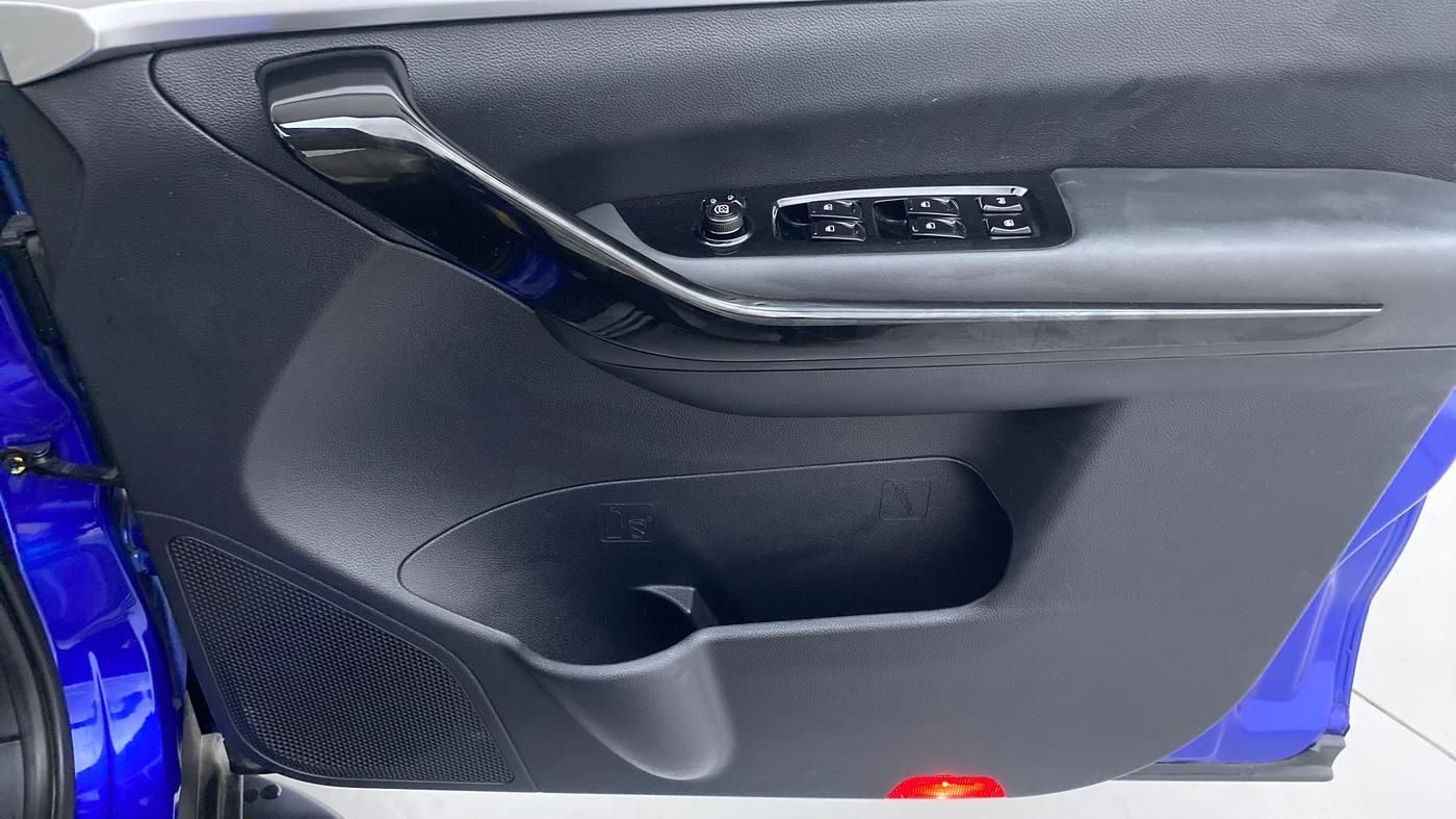 2021 Mahindra XUV700 AX 7 P AT 7 STR, Petrol, Automatic, 11,173 km, Driver Side Door Panels Control