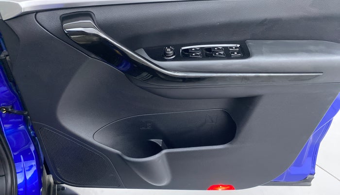 2021 Mahindra XUV700 AX 7 P AT 7 STR, Petrol, Automatic, 11,173 km, Driver Side Door Panels Control