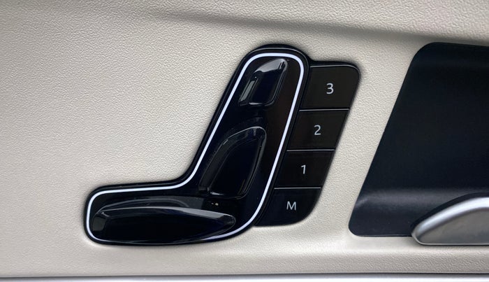 2021 Mahindra XUV700 AX 7 P AT 7 STR, Petrol, Automatic, 11,173 km, Driver Side Adjustment Panel
