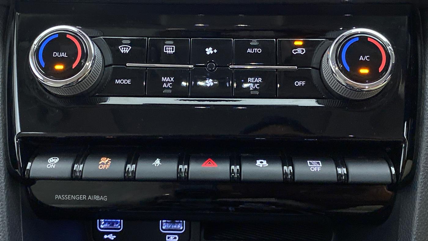2021 Mahindra XUV700 AX 7 P AT 7 STR, Petrol, Automatic, 11,173 km, Automatic Climate Control