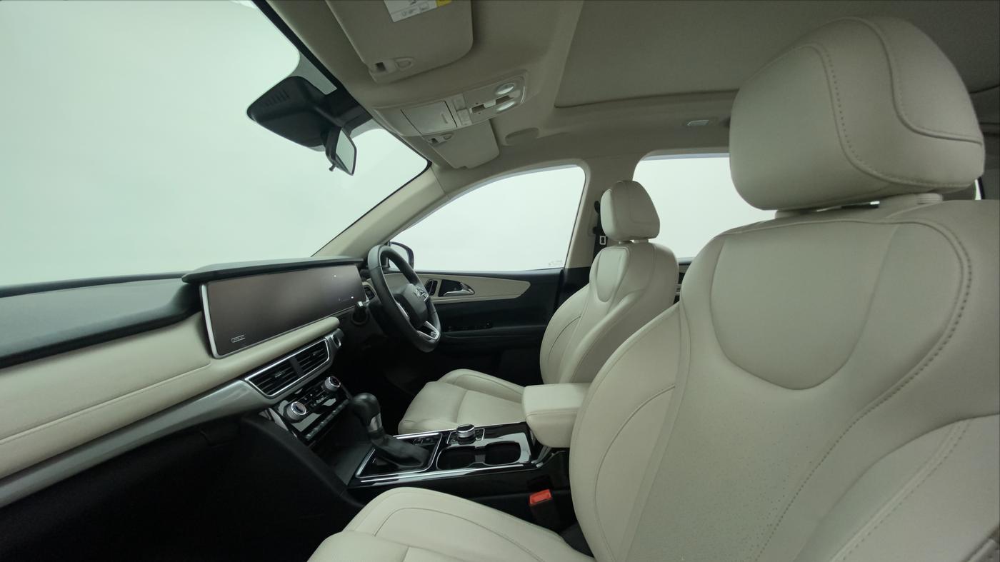 2021 Mahindra XUV700 AX 7 P AT 7 STR, Petrol, Automatic, 11,173 km, Right Side Front Door Cabin