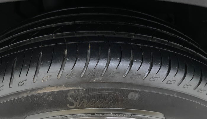 2021 Mahindra XUV700 AX 7 P AT 7 STR, Petrol, Automatic, 11,173 km, Right Rear Tyre Tread