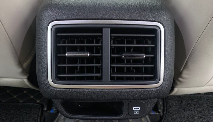 2021 Mahindra XUV700 AX 7 P AT 7 STR, Petrol, Automatic, 11,173 km, Rear AC Vents