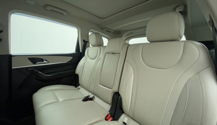 2021 Mahindra XUV700 AX 7 P AT 7 STR, Petrol, Automatic, 11,173 km, Right Side Rear Door Cabin