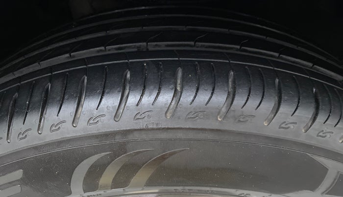 2021 Mahindra XUV700 AX 7 P AT 7 STR, Petrol, Automatic, 11,173 km, Right Front Tyre Tread