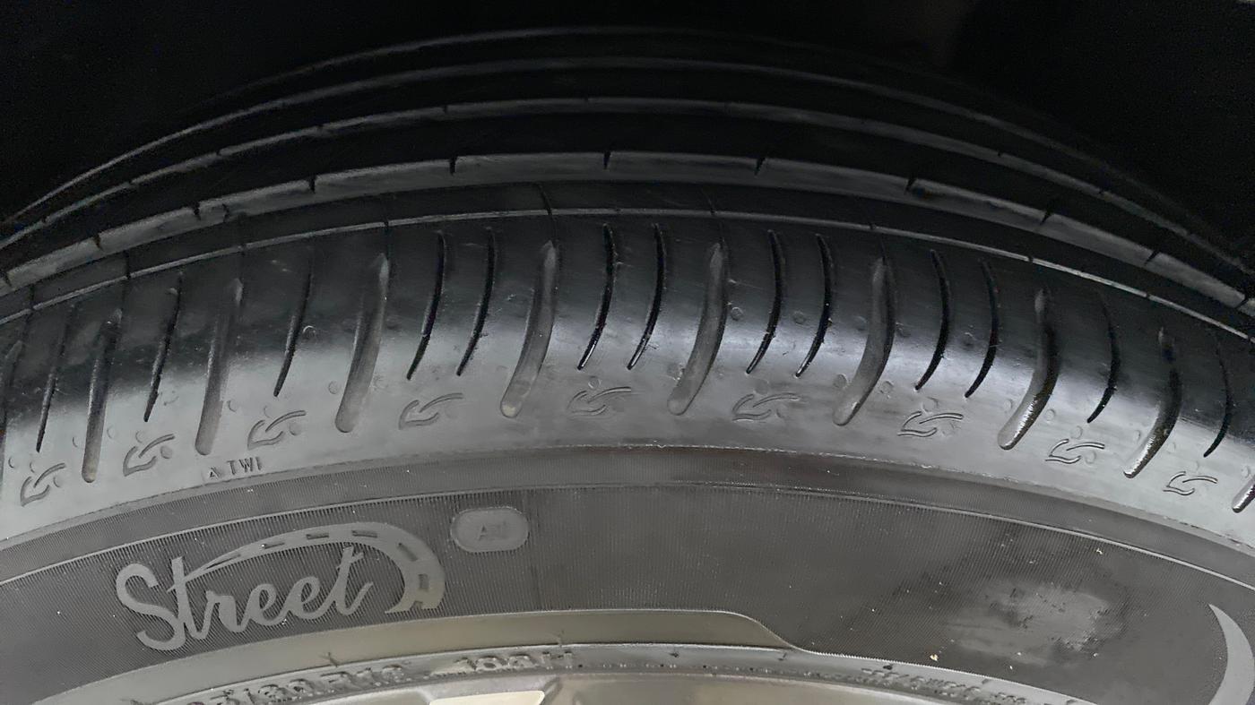 2021 Mahindra XUV700 AX 7 P AT 7 STR, Petrol, Automatic, 11,173 km, Left Front Tyre Tread
