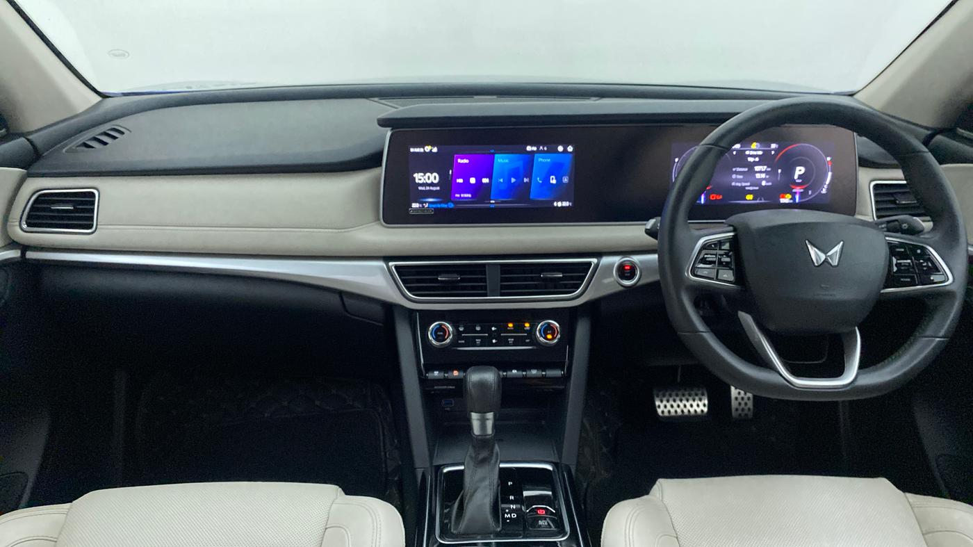 2021 Mahindra XUV700 AX 7 P AT 7 STR, Petrol, Automatic, 11,173 km, Dashboard
