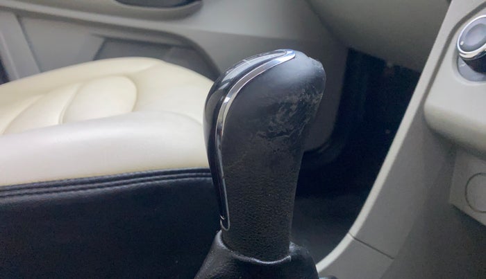 2019 Tata Tiago XZ PETROL, Petrol, Manual, 65,772 km, Gear lever - Knob cover torn
