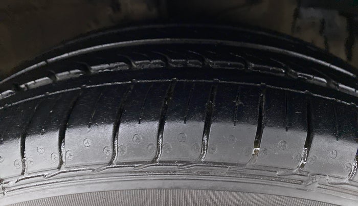 2021 Maruti Ciaz SIGMA 1.5 SHVS MT  PETROL, Petrol, Manual, 15,011 km, Right Front Tyre Tread
