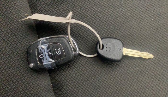 2020 Hyundai VENUE SX 1.0 TURBO IMT, Petrol, Manual, 82,463 km, Key Close Up