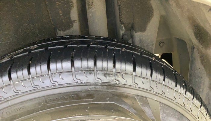 2014 Maruti Swift VXI, Petrol, Manual, 78,090 km, Left Rear Tyre Tread