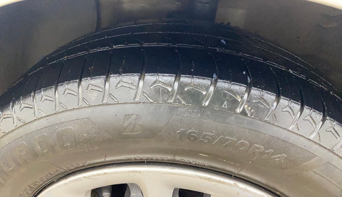 2017 Hyundai Grand i10 MAGNA 1.2 KAPPA VTVT, CNG, Manual, 65,305 km, Left Front Tyre Tread